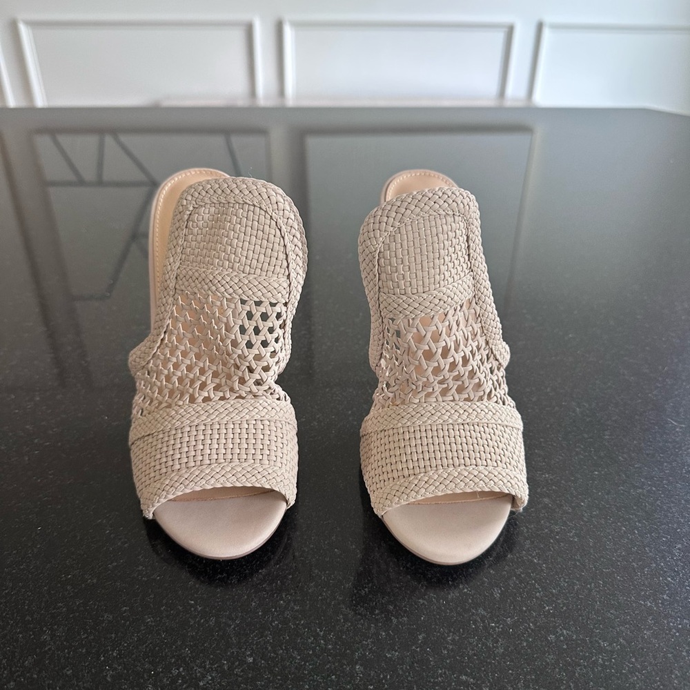 Steve Madden Tan Sandals Comfortable Open-Toe Design